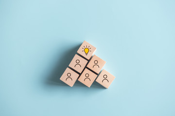 《卖火柴的小女孩》讲了一个什么故事？