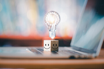 《卖火柴的小女孩》讲了一个什么故事？