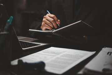 《卖火柴的小女孩》讲了一个什么故事？