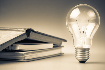 《卖火柴的小女孩》讲了一个什么故事？